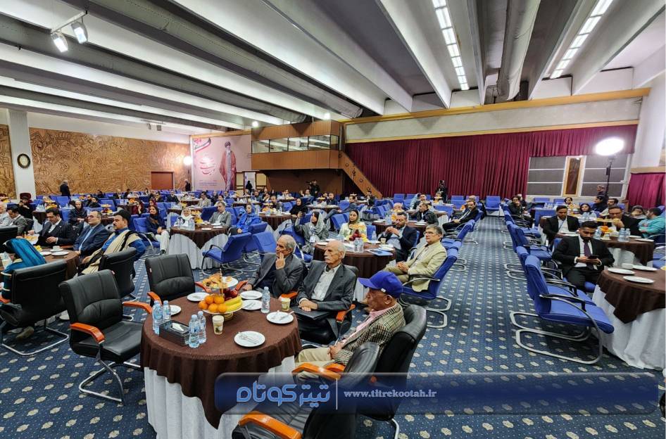 روز-دوم-نمایشگاه-رنگ-رزین-۱