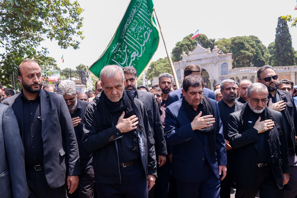در آستانه تاسوعای حسینی صورت گرفت؛ حضور پزشکیان و مخبر در اجتماع عزاداران نهاد ریاست جمهوری