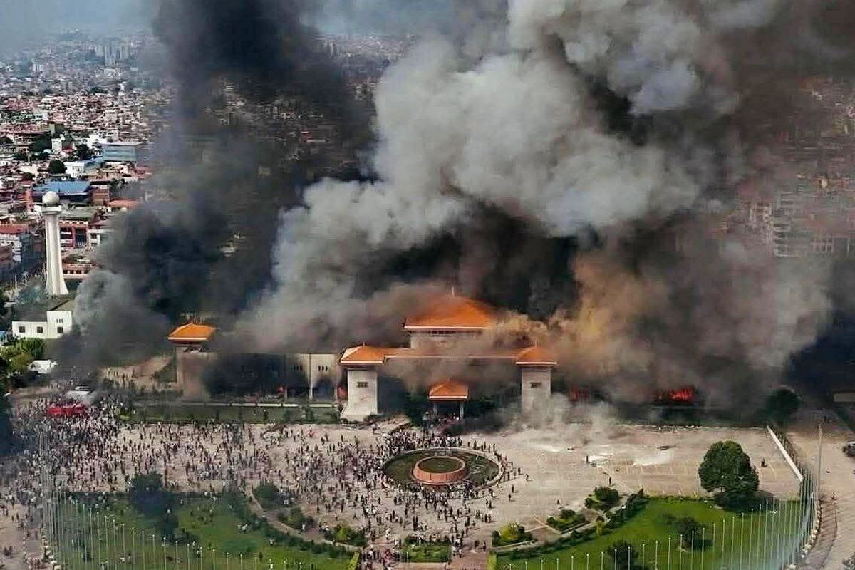 دولت نپال سقوط کرد / زنده سوزی زن نخست وزیر در آتش! + ویدئو 