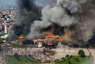 دولت نپال سقوط کرد / زنده سوزی زن نخست وزیر در آتش! + ویدئو 