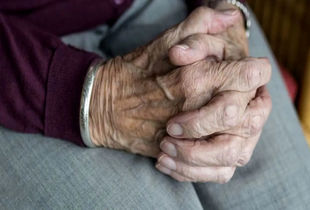 بازنشستگان منتظر افزایش دریافتی باشند؟ 