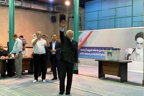 ظریف: سیاستمداران بد توسط کسانی انتخاب می‌شوند که رای نمی‌دهند