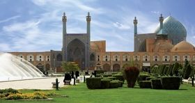 مقایسه اصفهان و مشهد برای سفر؛ پایتخت فرهنگ یا پایتخت معنویت؟
