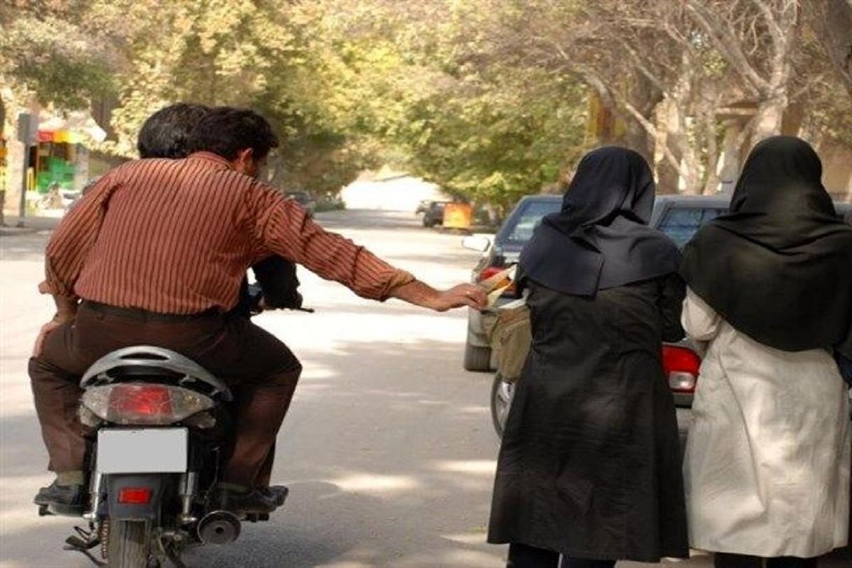 سرقت خشن دستبند طلا از زن جوان در تهران + فیلم لحظه وقوع