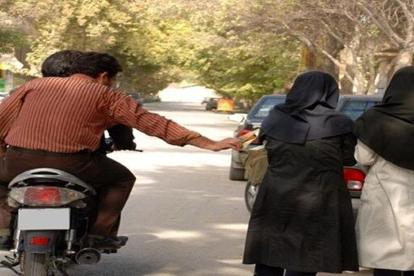 سرقت خشن دستبند طلا از زن جوان در تهران + فیلم لحظه وقوع