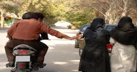 سرقت خشن دستبند طلا از زن جوان در تهران + فیلم لحظه وقوع