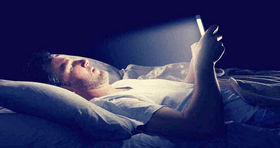 مضرات استفاده از تلفن همراه قبل خواب