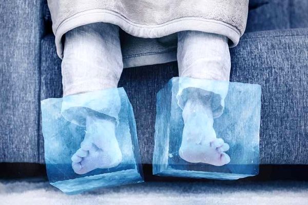 دمای پای خود را کنترل کنید / با این روش‌ها  در فصل سرما ایمن هستید