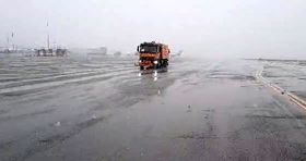 عملیات اوره پاشی در فرودگاه مهرآباد با آغاز بارش برف + فیلم