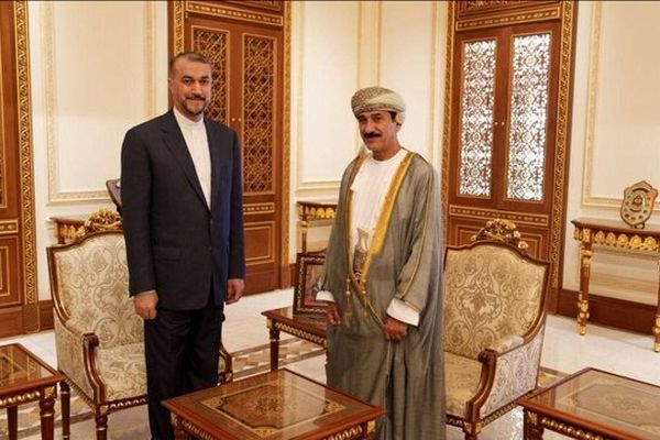 رایزنی وزیر خارجه با وزیر مکتب سلطانی عمان