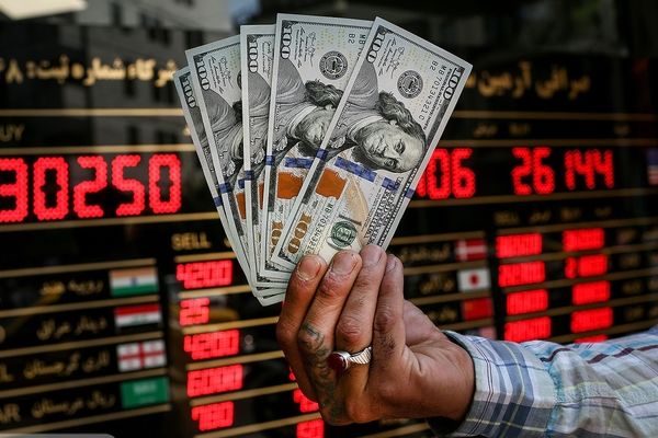 قیمت دلار و یورو در مرکز مبادله و صرافی‌ها امروز دوشنبه 18 اردیبهشت