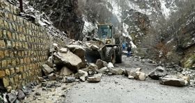 فوری؛ جاده چالوس به دلیل ریزش سنگ مسدود شد