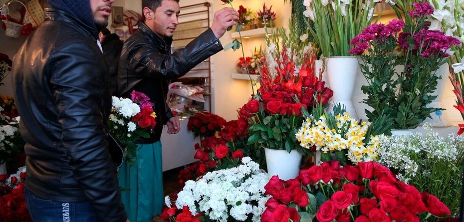 اتباع افغان بازار گل ایران را قبضه کردند