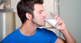 آنچه که راجع به نوشیدن شیر نمی دانید / بدترین زمان مصرف شیر چه ساعتی است؟ 