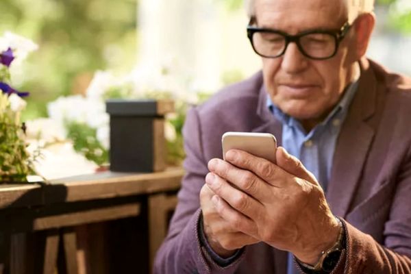 برای سالمندان کدام گوشی موبایل را بخریم؟