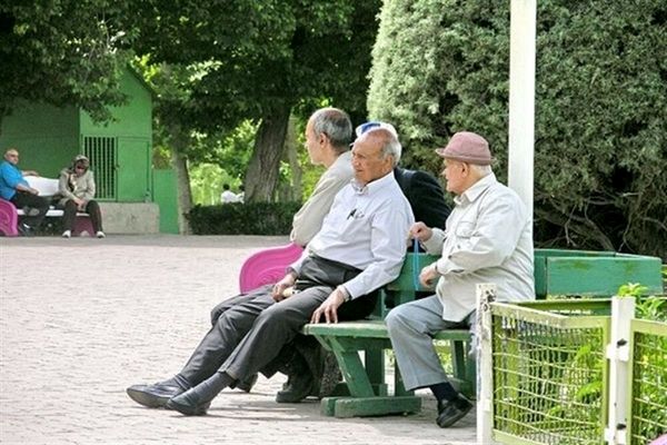 این افراد با داشتن ۲۰ سال سابقه کار، بدون در نظر گرفتن سن بازنشسته می شوند