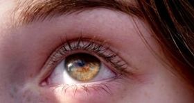 نشانه‌های کاهش شنوایی در چشم‌ها