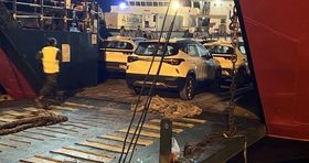 اولین خودروهای وارداتی امشب در بندر لنگه تخلیه شدند