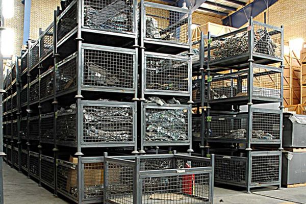 صنایع پیچ و مهره وابسته به پالت فلزی