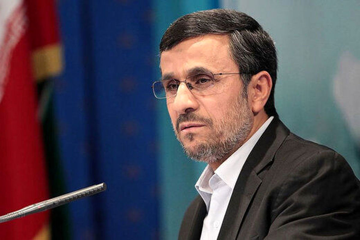 احمدی نژاد در حال تهیه مایحتاج زندگی