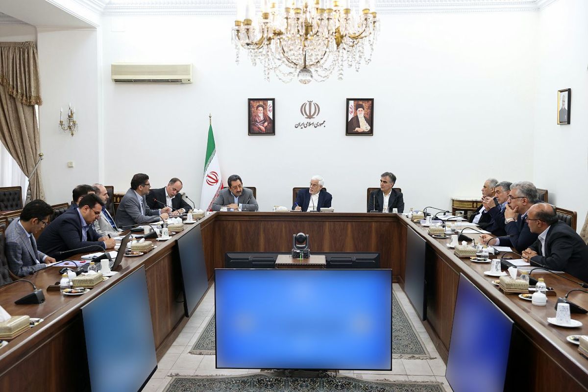 عارف فرماندهان اقتصادی را با فرمول جدید به خط کرد