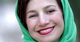 خانم بازیگر در مکانی سنتی با حال و هوای پرتقالی