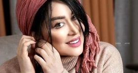 سلفی خانم بازیگر با موهای پریشان