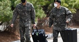 دو نظامی در اردوی کره برای بازی با ایران