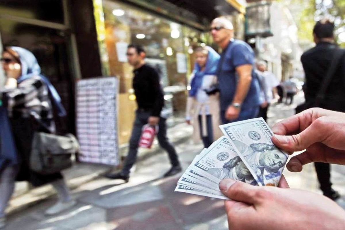 بخوانید / مقایسه قیمت دلار در دولت روحانی و رئیسی