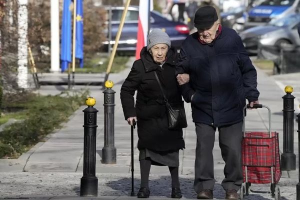 این بازنشستگان ماهانه بیشتر از ۱۵۰ میلیون حقوق می گیرند