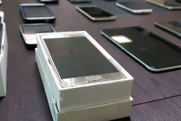 ترخیص بیش از ۱۳ میلیون تلفن همراه از گمرک ایران