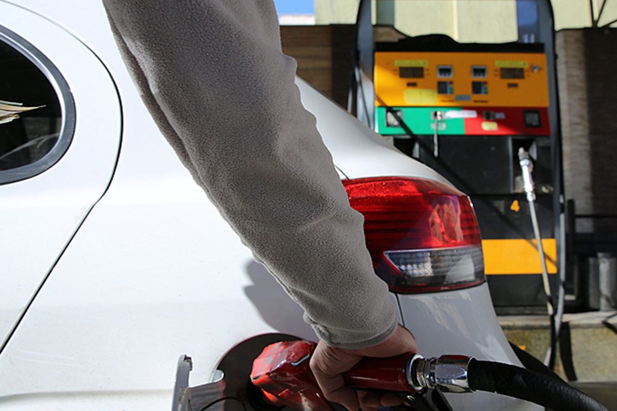 تصمیم افزایش قیمت بنزین با سران قوا / واردات خودرو در اولویت نیست