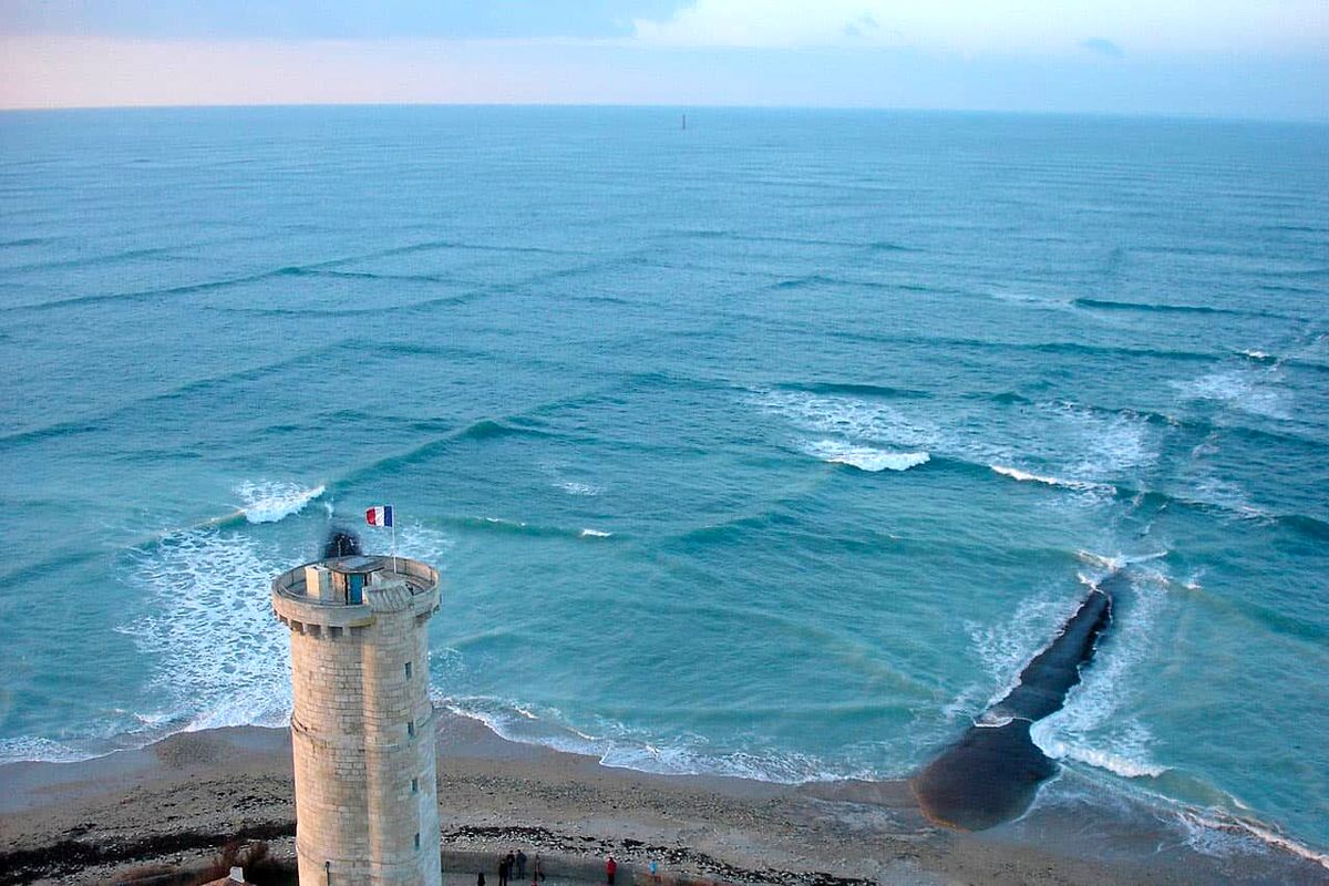 امواج عجیب و زیبا اما کشنده در فرانسه + تصاویر