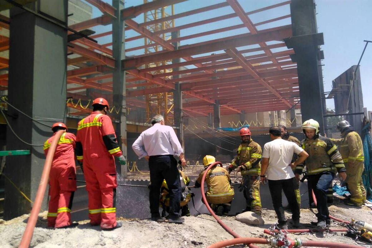 مصدوم 5 نفر در آتش‌سوزی ساختمان نیمه کاره در تهران