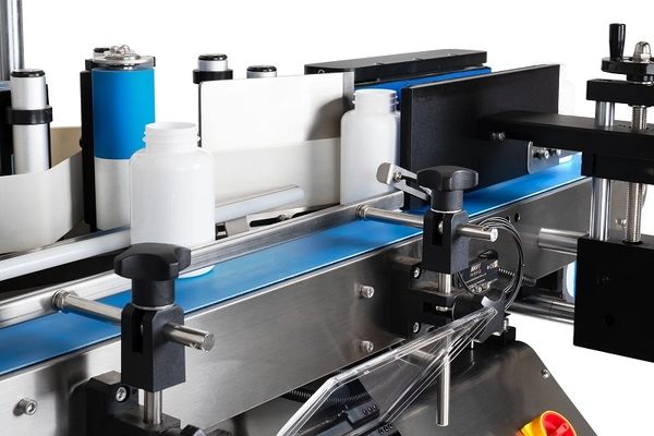 چگونه دستگاه‌های لیبل‌زن اتوماتیک بهره‌وری خط تولید را افزایش می‌دهند؟
