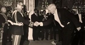 تصاویری از تعظیم پدر ترامپ در مقابل شاه ایران خبر ساز شد + ببینید