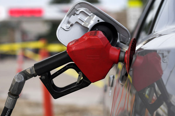 بنزین را لیتری ۵۰ هزار تومان بفروشید / دولت خواستار افزایش قیمت بنزین است؟