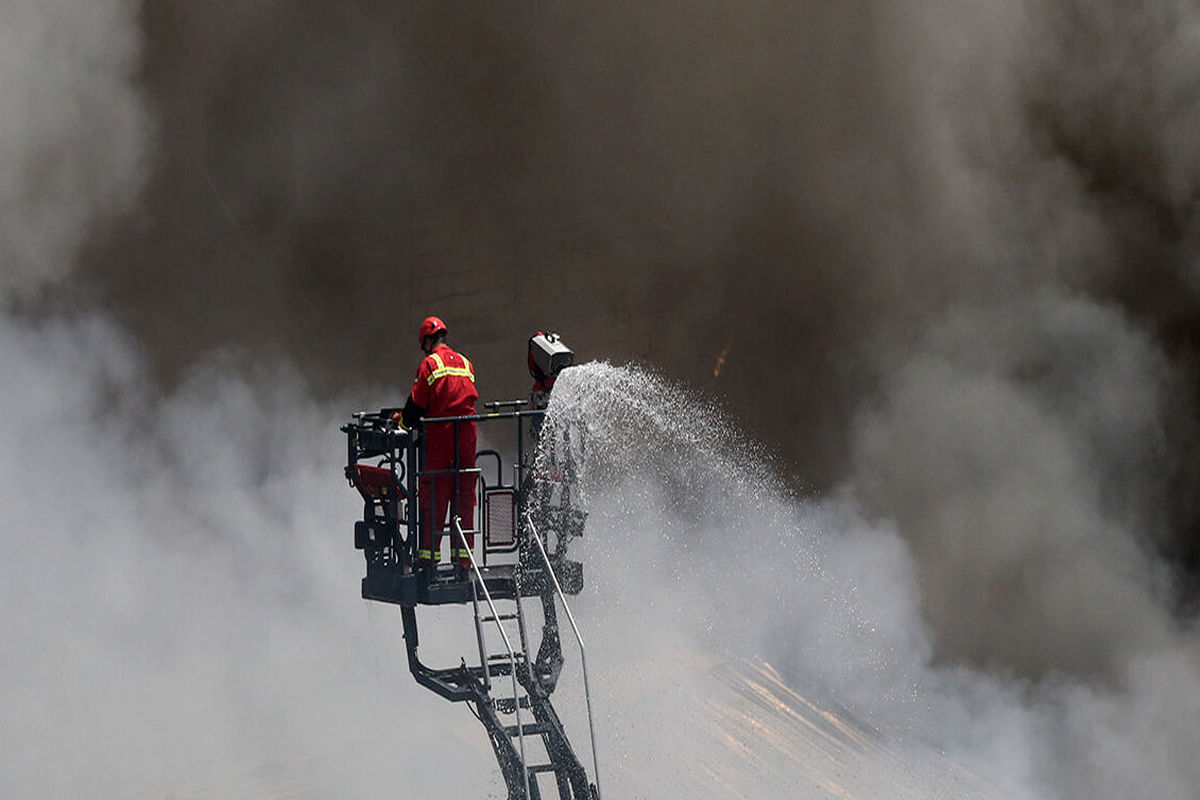 آتش سوزی آپارتمان پنج طبقه در شیراز فوتی ومصدوم بجا گذاشت