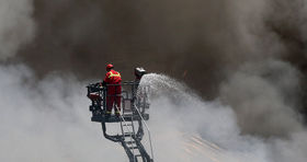 آتش سوزی آپارتمان پنج طبقه در شیراز فوتی ومصدوم بجا گذاشت