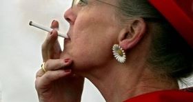 ملکه پیر دانمارک یک سیگاری قهار