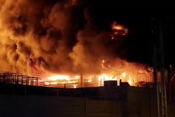 آتش سوزی بزرگ در شهرک صنعتی یزد + فیلم