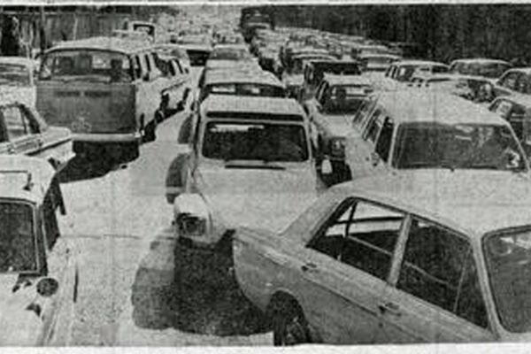 عکس جالب از ترافیک تهران ۴۰ سال قبل / جولان پیکان در خیابان‌ها + تصاویر