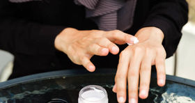 بهترین روش برای جوان سازی پوست / این ماده غذایی برای دستتان مفید است