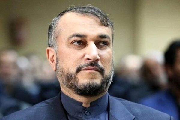 وزیر امور خارجه به تماشای نمایش «هفت خان اسفندیار» نشست