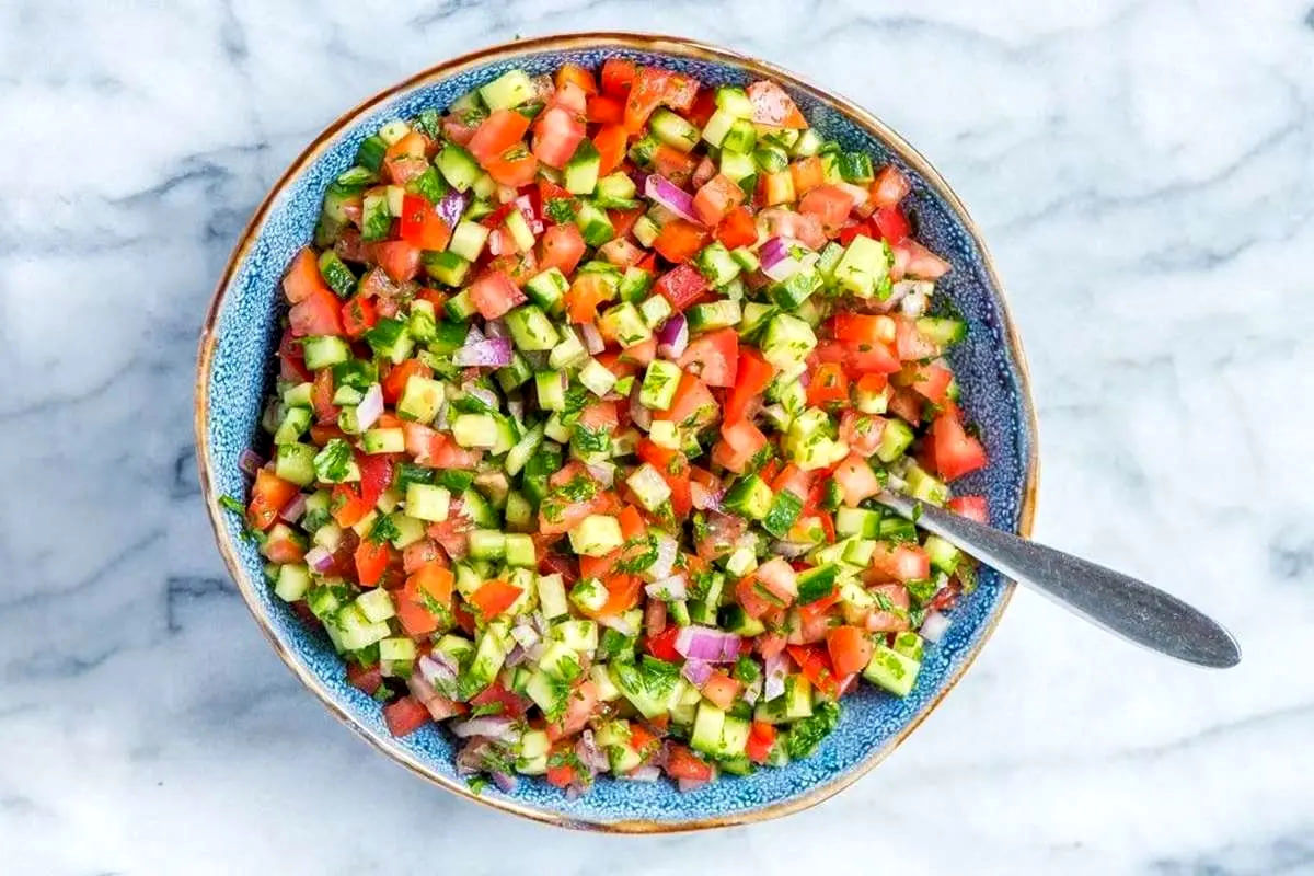 سالاد شیرازی به جمع خوراکی های لوکس پیوست