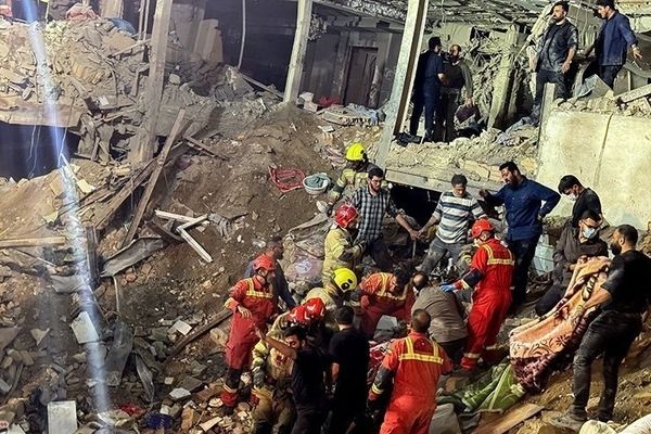 ۷ کودک از زیر آوار ساختمان‌های نارمک تهران بیرون کشیده شدند