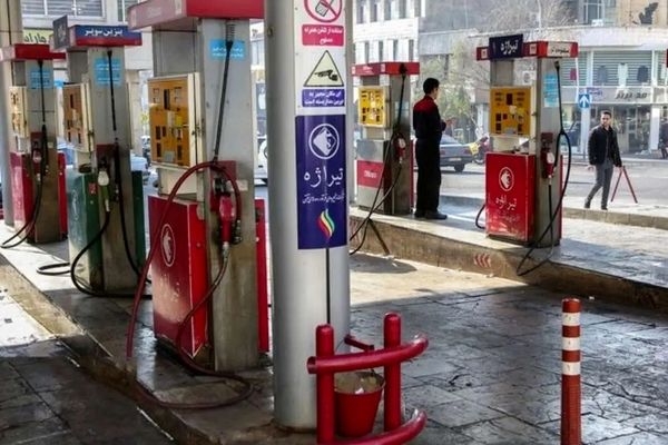 گلایه های شدید مردم به وزیر نفت / سرگردانی راننده ها برای چند لیتر بنزین + فیلم