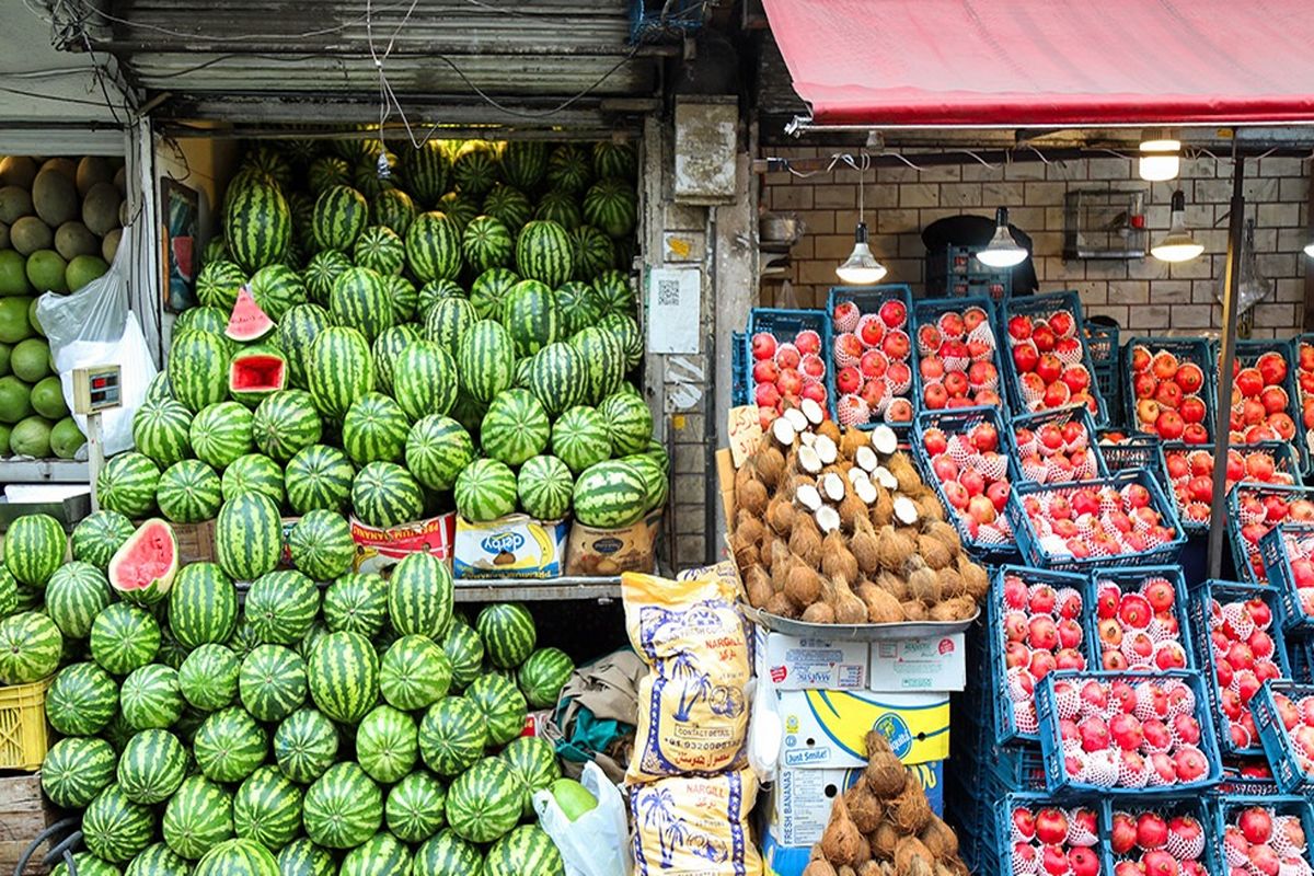 بازار پر از میوه شد / میوه زیاد است و مشتری کم 