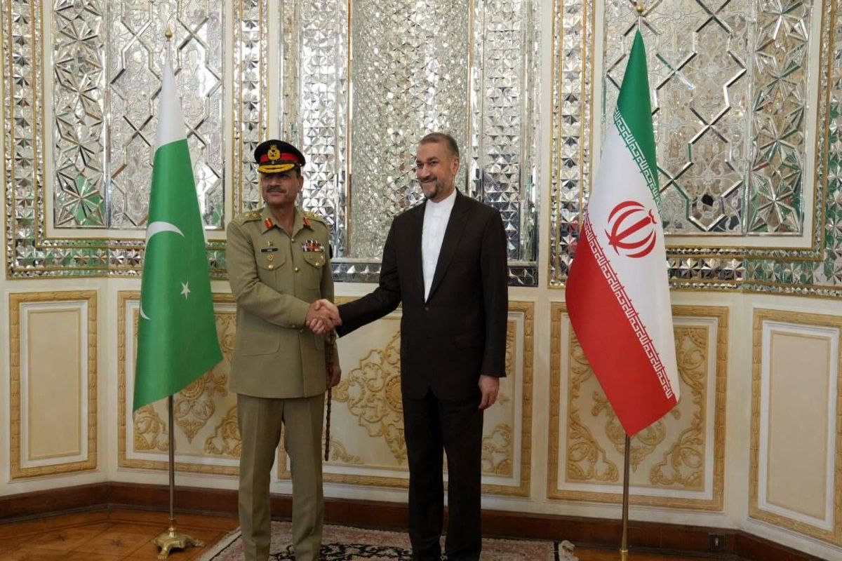 دیدار وزیر امور خارجه ایران با فرمانده ارتش پاکستان