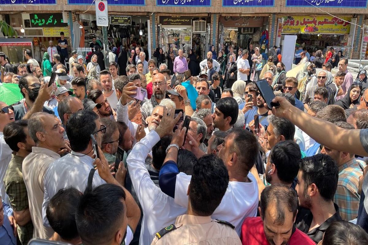 محمود احمدی نژاد سر از بازار تهران درآورد